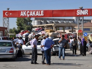 عودة مئات اللاجئين السوريين من تركيا عبر معبر تل أبيض عودة مئات اللاجئين السوريين من تركيا عبر معبر تل أبيض