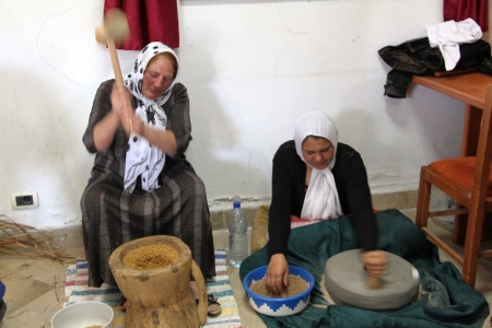 الرحية والجرن لقشر الحنطة