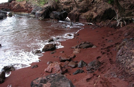  شاطئ كايهالولو الأحمر