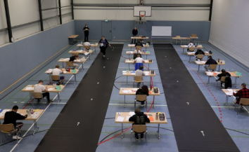 ارتباك الطلاب في العودة إلى المدارس في أوروبا