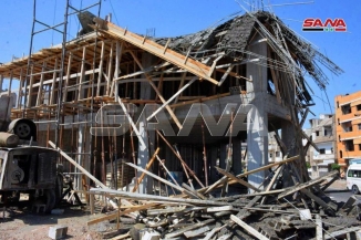  انهيار جزء من مبنى قيد الإنشاء في المنطقة الصناعية باللاذقية وفرق الدفاع المدني بالتعاون مع الإسعاف تعملان على انتشال عاملين عالقين تحت الأنقاض.