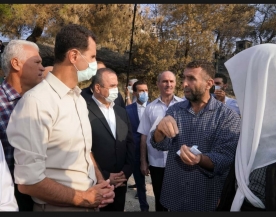 الرئيس الأسد في قرية بلوران في ريف #اللاذقية الشمالي للاطلاع على الأضرار ولقاء الأهالي، ضمن جولة على بعض المناطق التي طالتها الحرائق منذ أيام