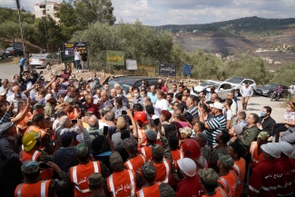 الرئيس الأسد مع رجال الدفاع المدني في مشتى الحلو