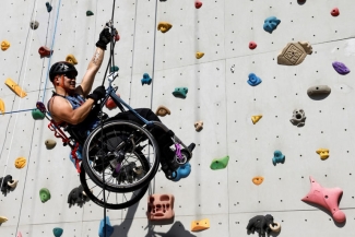 بـكرسي متحرك.. صيني يتسلق ناطحة سحاب 