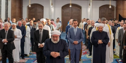السيد الرئيس بشار الأسد يؤدي صلاة عيد الأضحى المبارك في رحاب جامع الصحابي الجليل خالد بن الوليد في مدينة حمص
