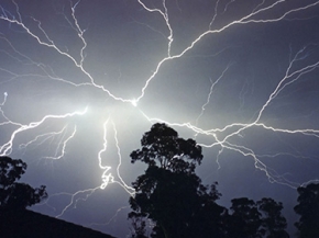 البرق والرعد من مناطق مختلفة حول العالم‎