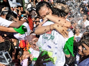 مهرجان القبلات في اندونيسيا 