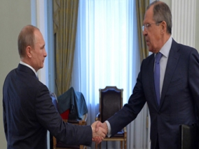 في عيد ميلاده ال 65 .. لافروف رجل الدبلوماسية الروسي يحصل على وسام الاستحقاق