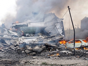 إندونيسيا.. لقطات من موقع سقوط طائرة عسكرية على منطقة سكنية 