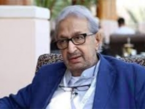 صور نادرة لنور الشريف مع عائلته