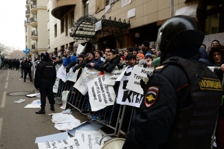 موسكو تتظاهر وشعارها 