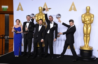 الفائزون بجوائز 