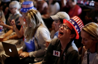 خيبة الأمل ودموع الحسرة بين أنصار كلينتون