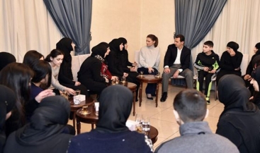  الرئيس #الأسد والسيدة أسماء يستقبلان اليوم عشرات النساء والأطفال الذين تم تحريرهم بعد اختطافهم من قراهم بريف اللاذقية من قبل مجموعات إرهابية