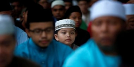 مسلمو العالم يؤدون صلاة عيد الفطر المبارك  