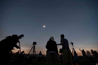  ملايين الأميركيين يتابعون كسوف الشمس الكلي في عدد من المدن