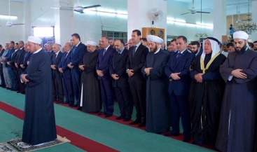 الرئيس الأسد يؤدي صلاة عيد الأضحى المبارك في رحاب جامع سيدنا بلال في بلدة قارة بريف دمشق