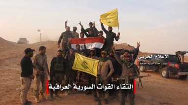 لحظة التقاء الجيش السوري والحلفاء مع القوات العراقية عند الحدود بين البلدين 