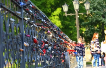 جسر العشاق وأقفال الحب فى مدينة 