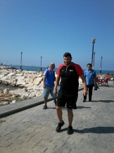  السباح عزام ضاهر يهدي محاولته السباحة  بين طرطوس وقرية السمرا باللاذقية لأبطال الجيش وأروح الشهداء 