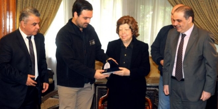 الدكتورة نجاح العطار نائب رئيس الجمهورية رئيس مجلس أمناء الجامعة الافتراضية السورية تكرم فريق الجامعة 