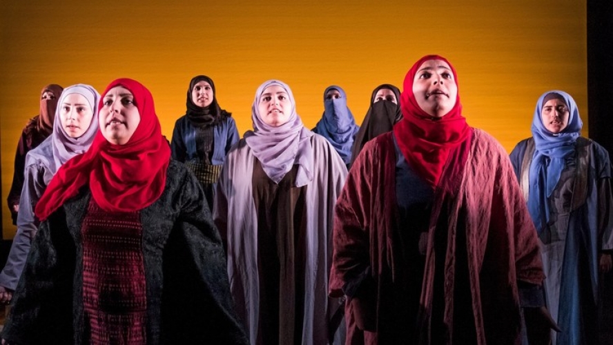 ملكات سورية.. عرض مسرحي يجسد قصص لاجئات سوريات