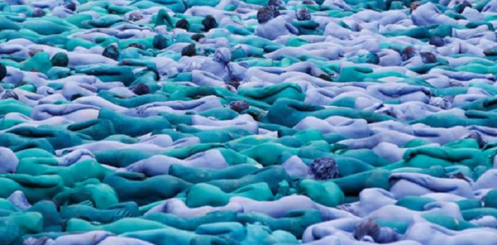 بحر من العراة في شوارع بريطانيا يشغلون مواقع التواصل الاجتماعي 