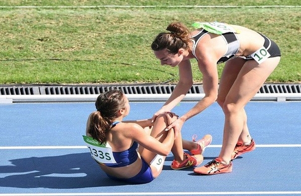 بالفيديو .. عداءة تتخلى عن السباق من أجل مساعدة منافستها المصابة !