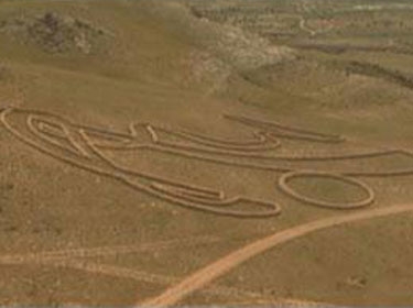 منحوتات على الأرض تشاهَد من السماء