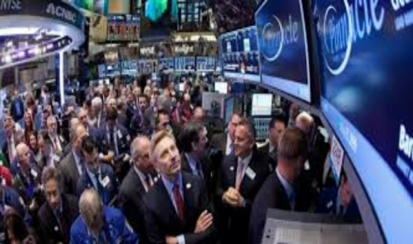 الأسهم الأمريكية تسجل انخفاضاً طفيفاً