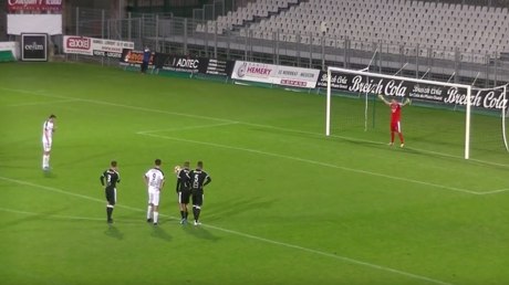 بالفيديو .. حارس فرنسي يتصدى لأغرب ركلة جزاء في تاريخ الكرة 