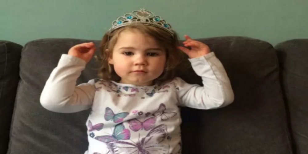 طفلة في الثالثة من عمرها تحصل على جائزة أفضل ممثلة