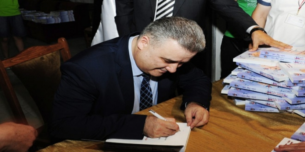 توقيع كتاب عن مؤتمر حق المواطن بالاعلام