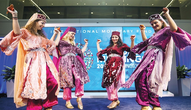 عرضا راقصا.. على هامش اجتماع صندوق النقد الدولي!