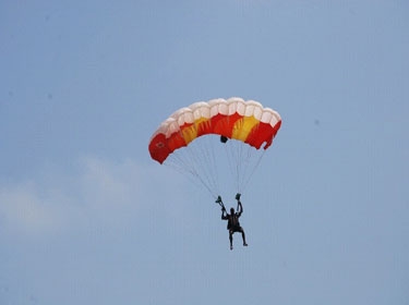  انطلاق منافسات بطولة القفز المظلي الحر في البطولة العربية العسكرية