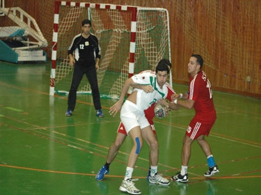 بفارق الأهداف عن قطر.. السوريون يتصدرون منافسات كرة اليد العسكرية