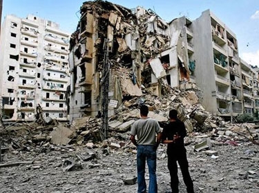 فنان فرنسى يلفت أنظار العالم الى معاناة الشعب الفلسطينى برسوماته على جدران المبانى التى دمرها الاحتلال الاسرائيلى فى رام الله بالضفة الغربية