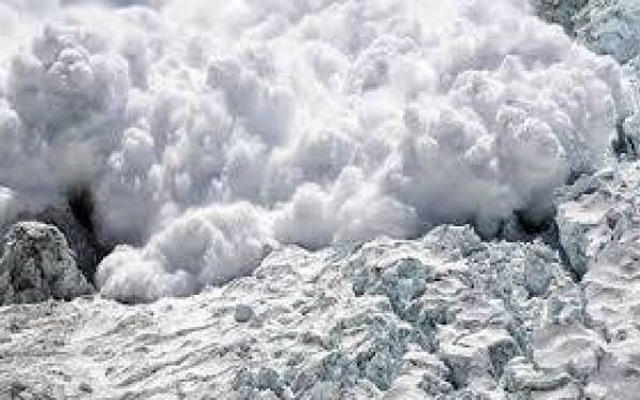 مصرع 11 شخصًا إثر إنهيار جليدي في 