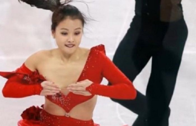 متسابقة الرقص الفني على الجليد تتجاوز موقفاً محرجاً ببراعة