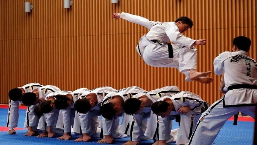 منح الحزام الأسود والأستاذية في التايكوندو لرئيس حكومة؟