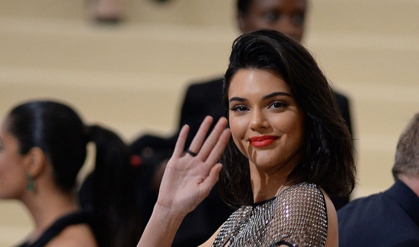 نجمة عالمية تهرب من والدها المتحول جنسياً