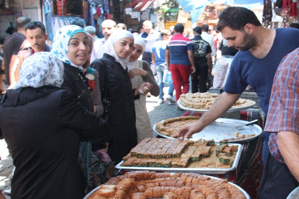 الأغذية المكشوفة تغزو الاسواق والشؤون الصحية تُصادر فوراً ويغرم بائعوها.. ضوابط مشددة بحق الجمعيات.. عرنوس: يغلق باب المتاجرة بالأراضي والمقاسم!