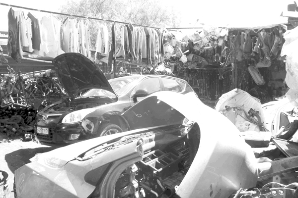 غياب القانون يحوّل المناطق السكنية إلى ورشات حرفية وصناعية.. قطع تبديل السيارات تعاني التزوير بالماركات وحماية المستهلك تكتفي بالمخالفات!!