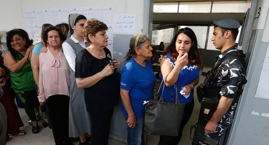 بالفيديو.. وزير لبناني يعتدي على مراسلة تلفزيونية بسبب الانتخابات!