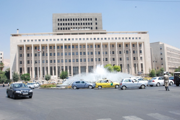 إنقاذ المستودع المركزي للمصالح العقارية بريف دمشق.. حاكم المصرف: طرح ورقة نقدية من فئة 5 الاف يتلف الأوراق المهترئة ويستبدلها!