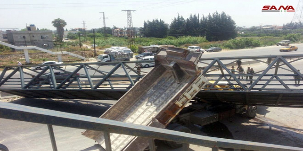انهيار جسر مشاة على أوتستراد اللاذقية جبلة 