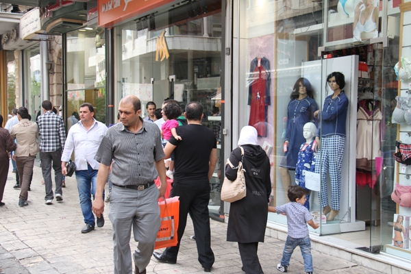 جيب المواطن يعتصر ألماً في أسواق العيد.. ماركات عالمية مزيفة تغزو الأسواق.. والدور الرقابي غائب تماماً!