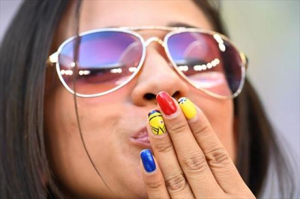 مشجعات كولومبيا تسرقن عدسات التصوير أمام السنغال