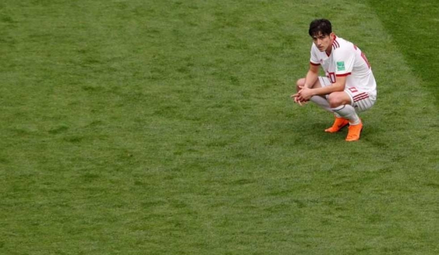 الإيراني سردار أزمون يعتزل اللعب الدولي بعد إهانة الجمهور لوالدته  