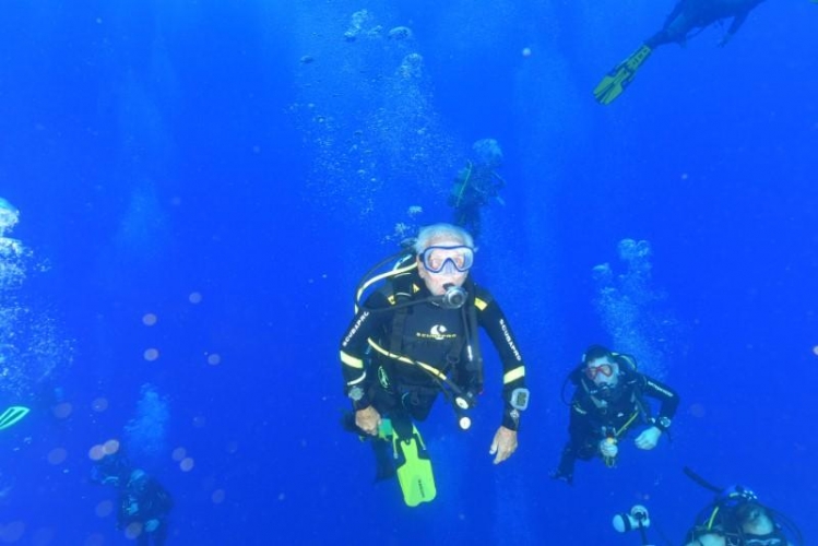 بريطاني في الـ 95 من العمر يحطم رقمه القياسي كأكبر غواص